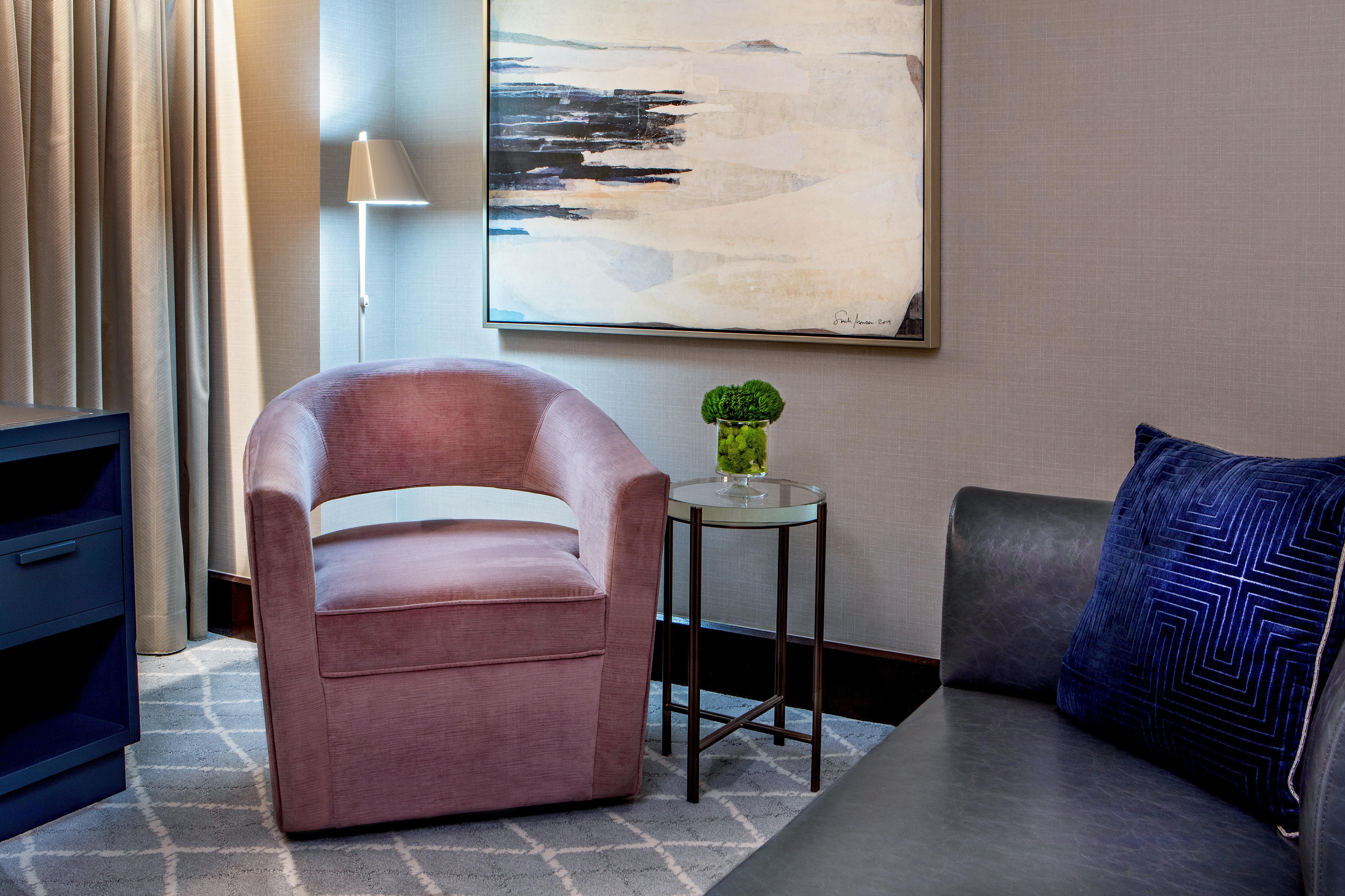 Intercontinental Boston By Ihg Ξενοδοχείο Εξωτερικό φωτογραφία A chair in a living room