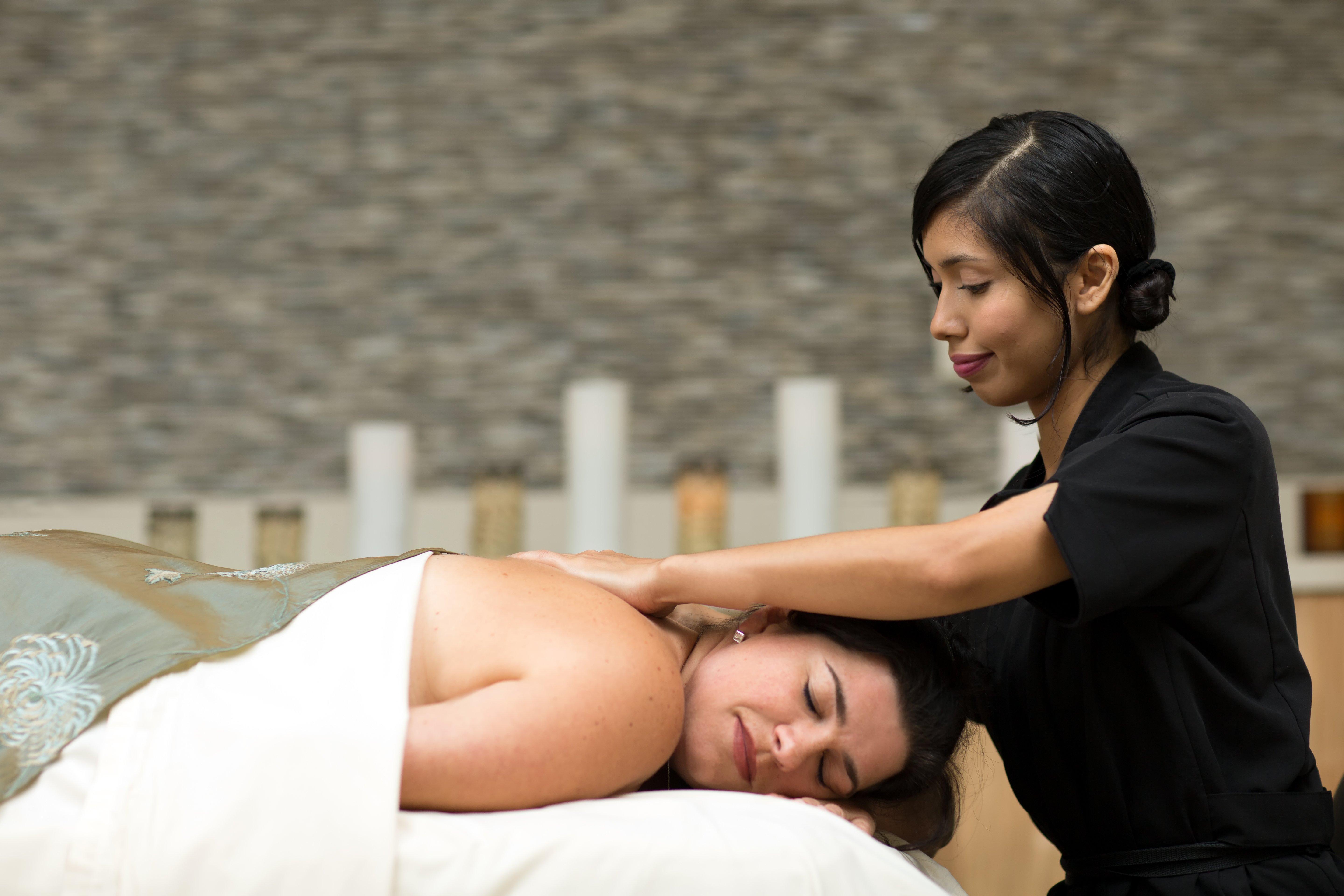 Intercontinental Boston By Ihg Ξενοδοχείο Εξωτερικό φωτογραφία A massage therapist working on a client
