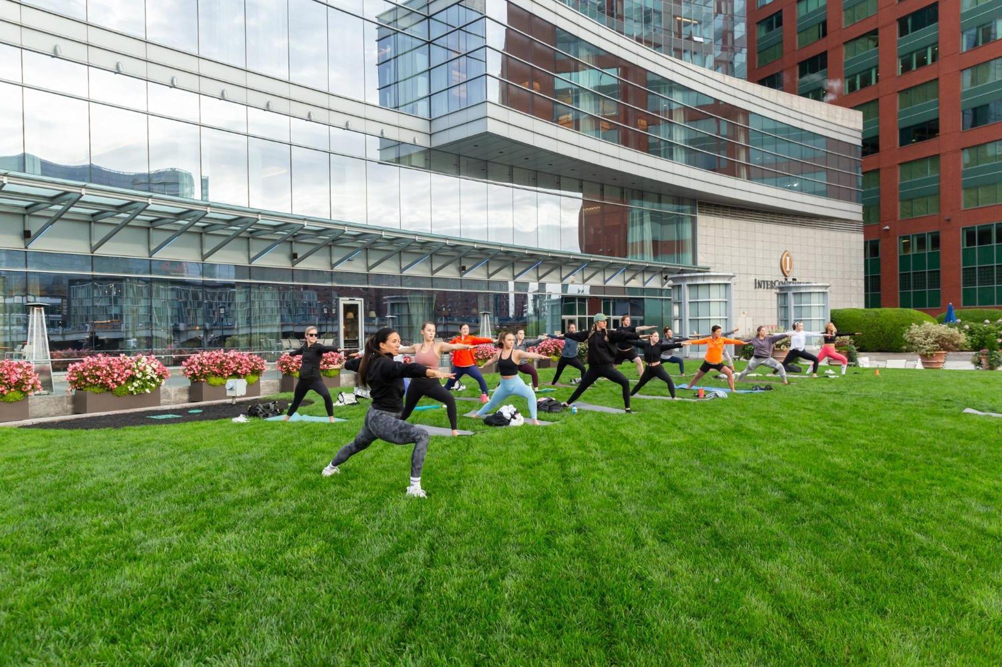 Intercontinental Boston By Ihg Ξενοδοχείο Εξωτερικό φωτογραφία The rooftop lawn