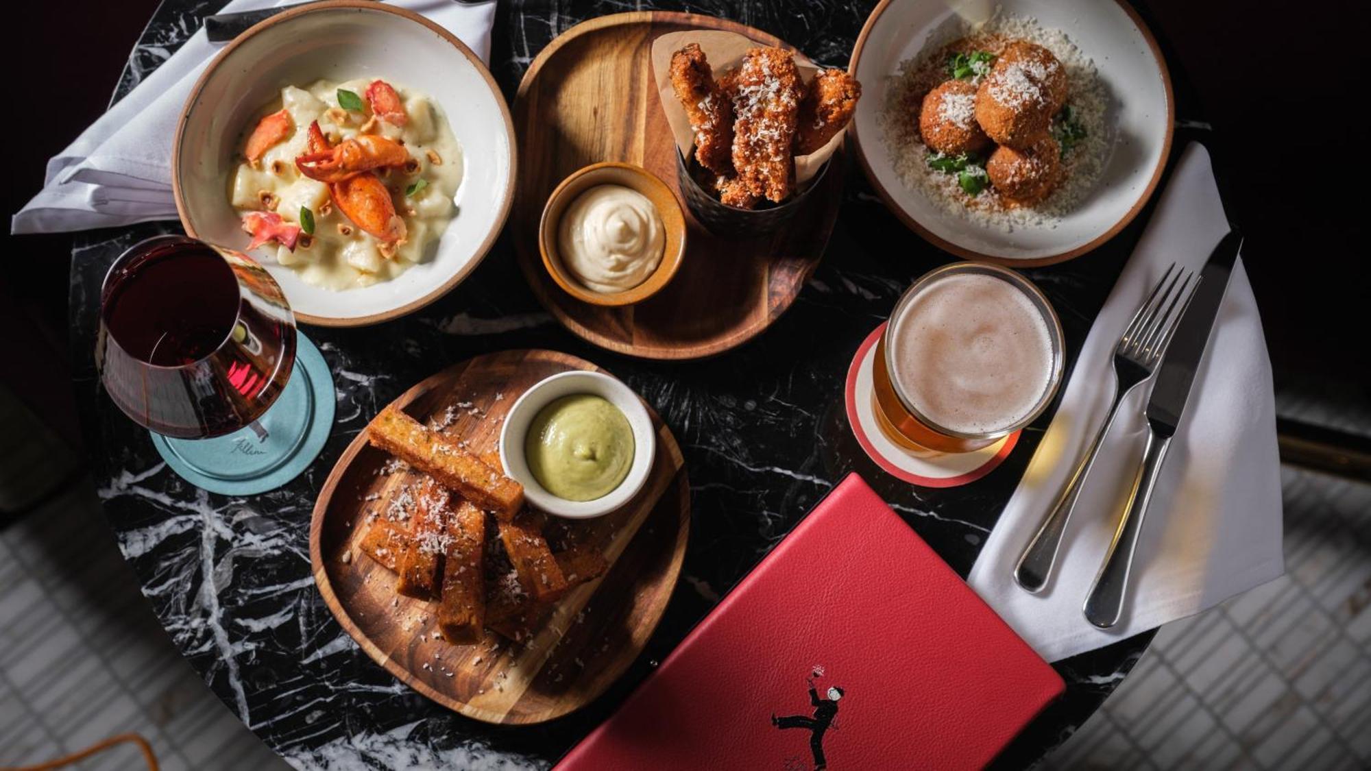 Intercontinental Boston By Ihg Ξενοδοχείο Εξωτερικό φωτογραφία A selection of dishes at The Ivy, St Paul's