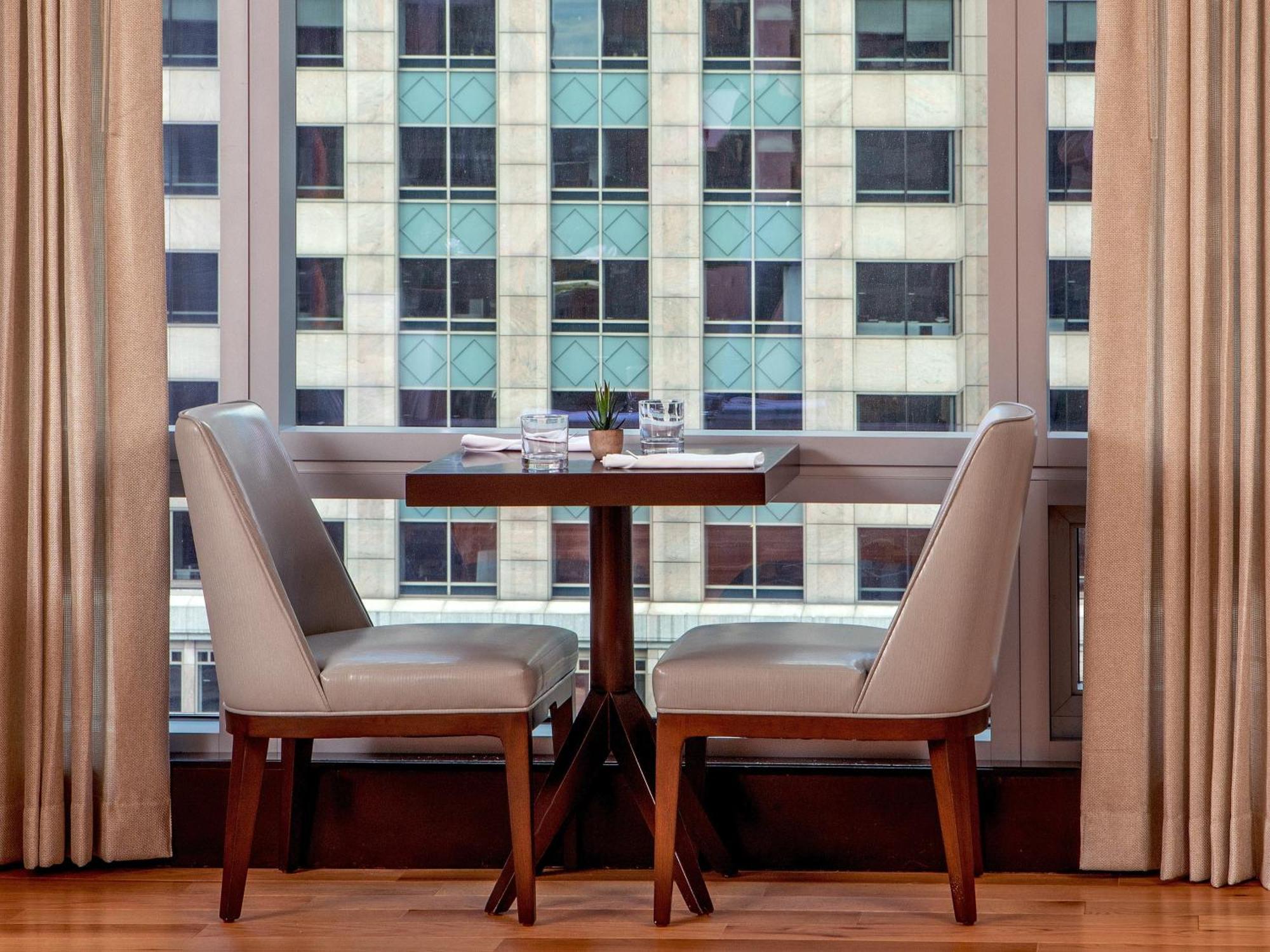 Intercontinental Boston By Ihg Ξενοδοχείο Εξωτερικό φωτογραφία A table and chairs in a hotel room